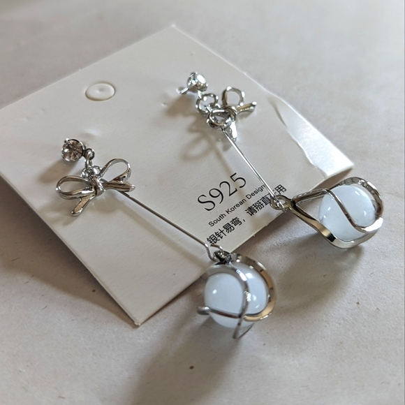 Earrings - Dangling with bow and bead - Picture 1 of 2